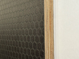 Europ. Birkensperrholz eins. Sieb in Hexa Prägung, eins. Film glatt, Exterior verleimt