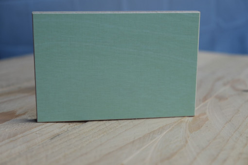 KoskiDecor eco transparent Pastellgrün 6019 - Pastellgrün 6019
KoskiDecor eco transparent
finnisches Birkensperrholz
einseitig mit gezogenen Deckfurnier, Rückseite BB (Pfropfen sind erlaubt) 
beidseitig mit transparentem Melaminfilm , Verleimung EN314/Klasse 3
80% PEFC zertifiziert, DNVSE-PEFC-C