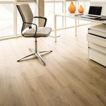 Kaindl Natural Touch Eiche Evoke Classic - Kaindl Natural Touch Eiche Evoke Classic
Oberflächenoptik Evoke, direktbeschichteter Laminatboden, 
Nutzungsklasse 32, Trägermaterial: Optima HDF, 
Abriebklasse AC4, 
9 Stück/Pack = 2,40 qm
52 Pakete/Palette = 124,80 qm
100% PEFC zertifiziert, DNVSE | 3